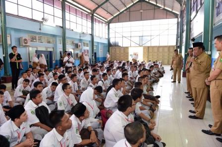 Plt Gubernur Riau Tinjau UNBK di SMKN 2 Pekanbaru